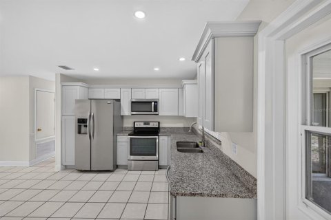 House in Orlando, Florida 4 bedrooms, 176.98 sq.m. № 2208548 - photo 9