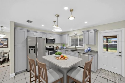 House in Orlando, Florida 4 bedrooms, 176.98 sq.m. № 2208548 - photo 8