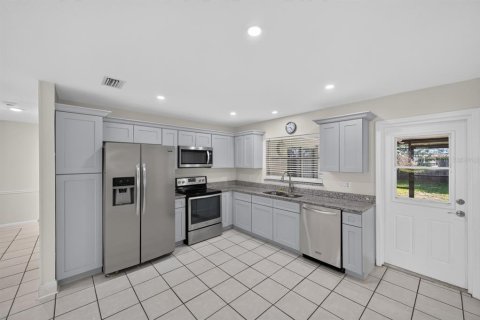 House in Orlando, Florida 4 bedrooms, 176.98 sq.m. № 2208548 - photo 7