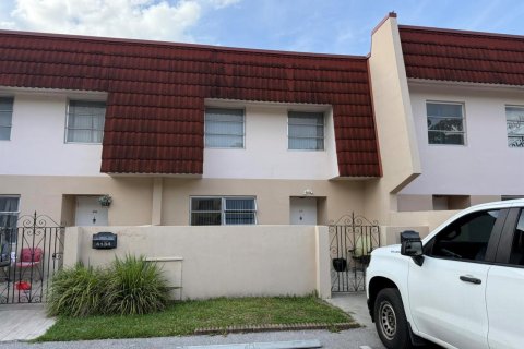 Townhouse in Lauderhill, Florida 3 bedrooms, 147.71 sq.m. № 2296060