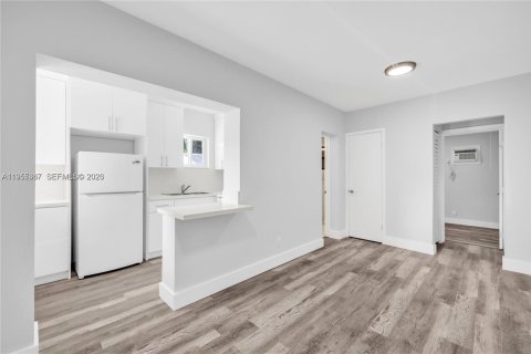 Casa en alquiler en Miami, Florida, 1 dormitorio, 60.39 m2 № 2010185 - foto 3