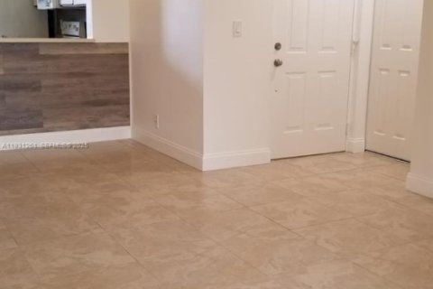 Снять в аренду кондоминиум в Плантация, Флорида 2 спальни, 89.46м2, № 1989828 - фото 3