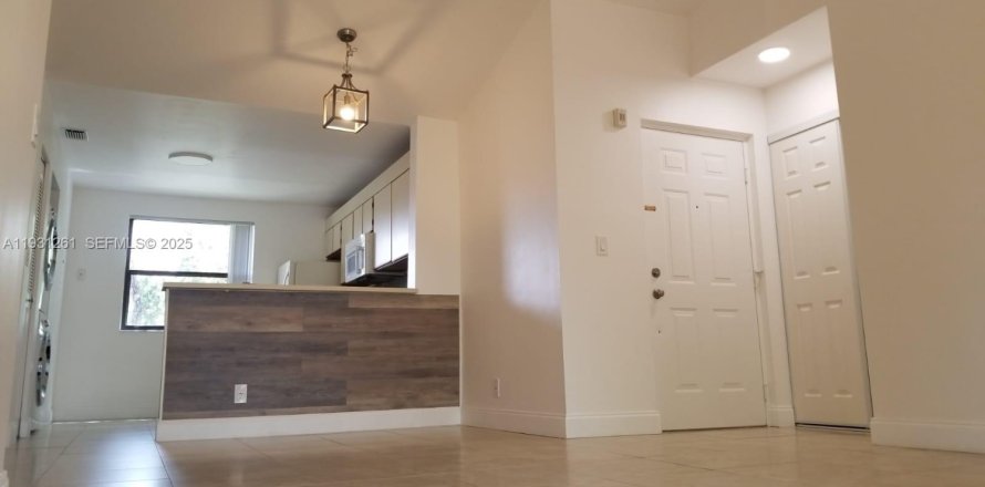 Кондоминиум с 2 спальнями в Плантация, Флорида № 1989828