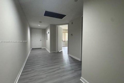 Copropriété à vendre à Pembroke Pines, Floride: 1 chambre, 98.1 m2 № 1776326 - photo 3