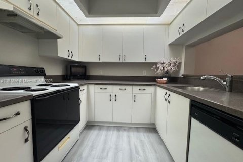 Copropriété à vendre à Pembroke Pines, Floride: 1 chambre, 98.1 m2 № 1776326 - photo 20