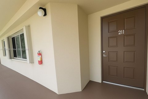 Copropriété à vendre à Pembroke Pines, Floride: 1 chambre, 98.1 m2 № 1776326 - photo 1