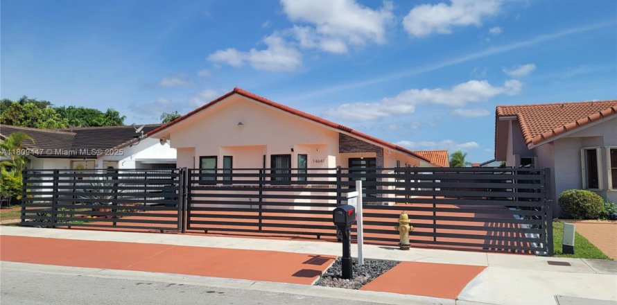 Villa ou maison à Miami, Floride 3 chambres, 140.84 m2 № 1942959