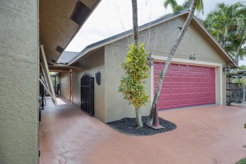 House in Palm Springs, Florida 2 bedrooms, 107.02 sq.m. № 2190510 - photo 5