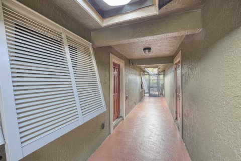 House in Palm Springs, Florida 2 bedrooms, 107.02 sq.m. № 2190510 - photo 8