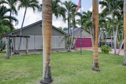 House in Palm Springs, Florida 2 bedrooms, 107.02 sq.m. № 2190510 - photo 4