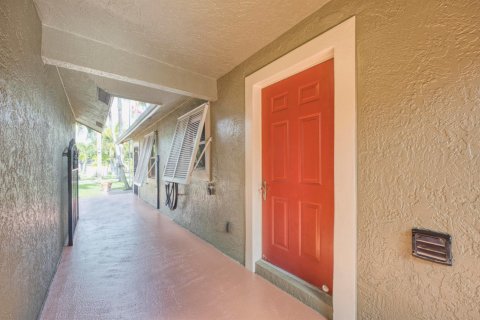 House in Palm Springs, Florida 2 bedrooms, 107.02 sq.m. № 2190510 - photo 19