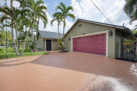 House in Palm Springs, Florida 2 bedrooms, 107.02 sq.m. № 2190510 - photo 2