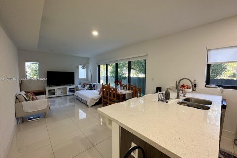 Casa en venta en Florida City, Florida, 5 dormitorios, 176.7 m2 № 2034997 - foto 4