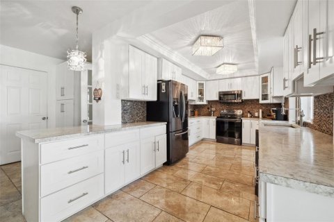 House in Saint Petersburg, Florida 4 bedrooms, 205.13 sq.m. № 1784849 - photo 7