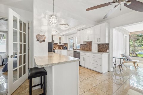 House in Saint Petersburg, Florida 4 bedrooms, 205.13 sq.m. № 1784849 - photo 12