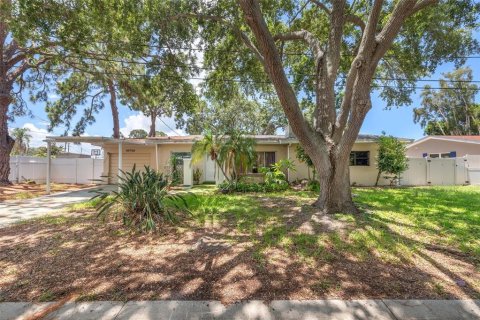 House in Saint Petersburg, Florida 4 bedrooms, 205.13 sq.m. № 1784849 - photo 2
