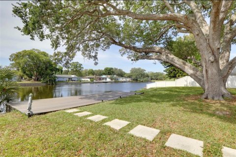 House in Saint Petersburg, Florida 4 bedrooms, 205.13 sq.m. № 1784849 - photo 1