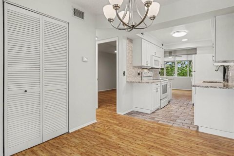 Condo in Saint Petersburg, Florida, 1 bedroom  № 2150293 - photo 7
