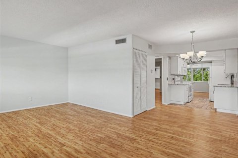 Condo in Saint Petersburg, Florida, 1 bedroom  № 2150293 - photo 4