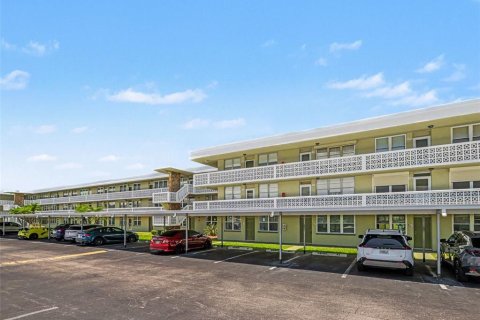 Condo in Saint Petersburg, Florida, 1 bedroom  № 2150293 - photo 30