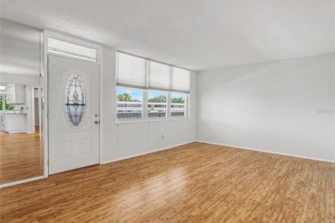 Condo in Saint Petersburg, Florida, 1 bedroom  № 2150293 - photo 6