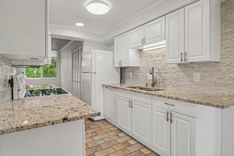 Condo in Saint Petersburg, Florida, 1 bedroom  № 2150293 - photo 8