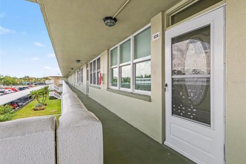 Condo in Saint Petersburg, Florida, 1 bedroom  № 2150293 - photo 3