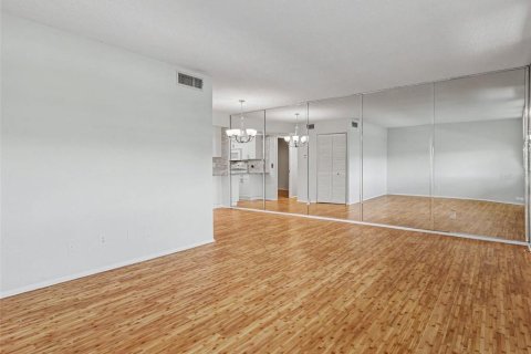 Condo in Saint Petersburg, Florida, 1 bedroom  № 2150293 - photo 5