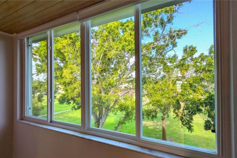 Condo in Saint Petersburg, Florida, 1 bedroom  № 2150293 - photo 11