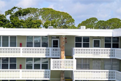 Condo in Saint Petersburg, Florida, 1 bedroom  № 2150293 - photo 2