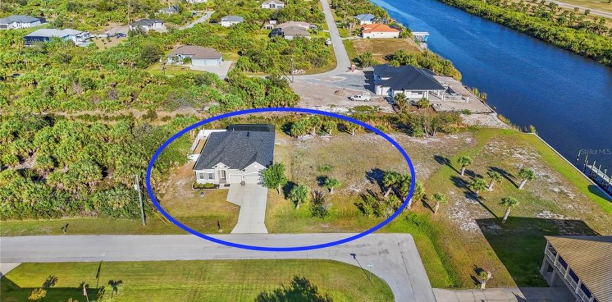 Villa ou maison à Port Charlotte, Floride 4 chambres, 249.44 m2 № 1577435
