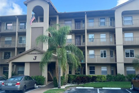 Condo in Pembroke Pines, Florida, 2 bedrooms  № 1702654 - photo 10
