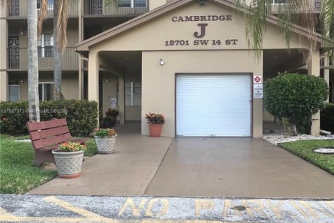 Condo in Pembroke Pines, Florida, 2 bedrooms  № 1702654 - photo 4