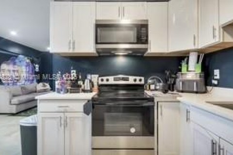 House in Fort Lauderdale, Florida 3 bedrooms, 94.76 sq.m. № 1974943 - photo 7