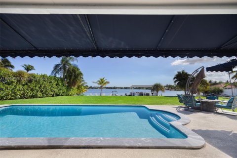 Villa ou maison à vendre à Miami, Floride: 4 chambres, 204.94 m2 № 1996060 - photo 29