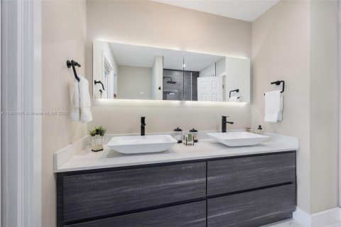 Villa ou maison à vendre à Miami, Floride: 4 chambres, 204.94 m2 № 1996060 - photo 25