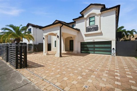 Villa ou maison à vendre à Hialeah, Floride: 5 chambres, 260.41 m2 № 2407976 - photo 3