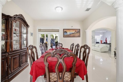 Villa ou maison à vendre à Hialeah, Floride: 5 chambres, 260.41 m2 № 2407976 - photo 8
