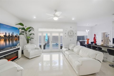 Villa ou maison à vendre à Hialeah, Floride: 5 chambres, 260.41 m2 № 2407976 - photo 11