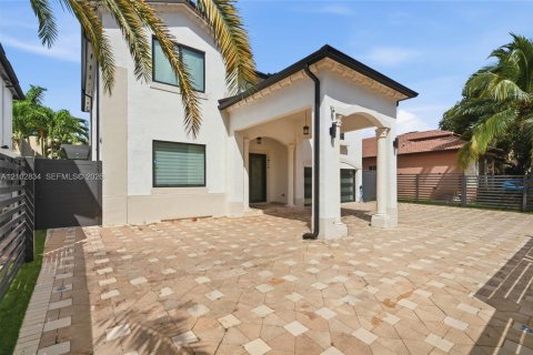 Villa ou maison à vendre à Hialeah, Floride: 5 chambres, 260.41 m2 № 2407976 - photo 4