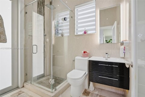 Villa ou maison à vendre à Hialeah, Floride: 5 chambres, 260.41 m2 № 2407976 - photo 16