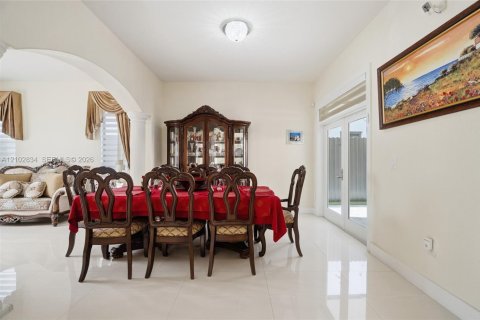 Villa ou maison à vendre à Hialeah, Floride: 5 chambres, 260.41 m2 № 2407976 - photo 9