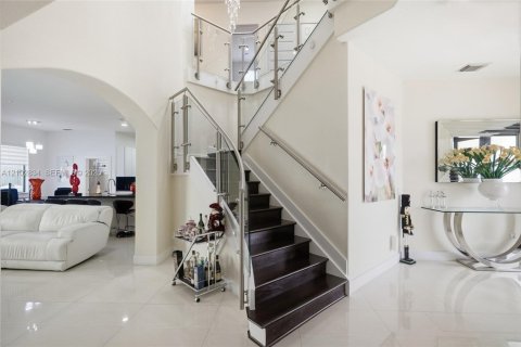 Villa ou maison à vendre à Hialeah, Floride: 5 chambres, 260.41 m2 № 2407976 - photo 10