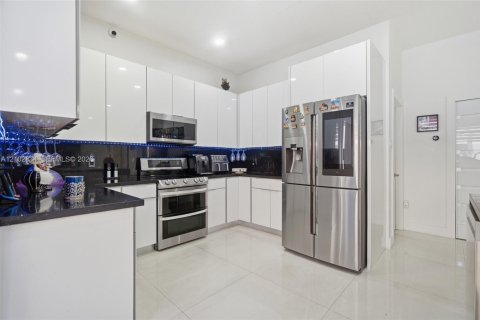 Villa ou maison à vendre à Hialeah, Floride: 5 chambres, 260.41 m2 № 2407976 - photo 14