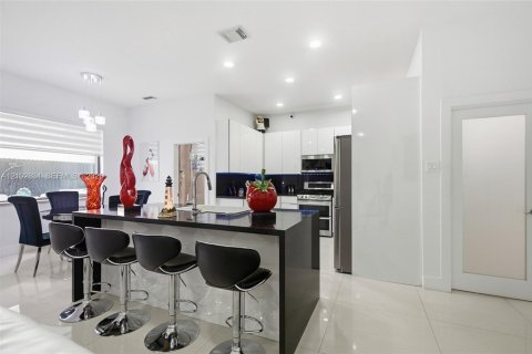 Villa ou maison à vendre à Hialeah, Floride: 5 chambres, 260.41 m2 № 2407976 - photo 12
