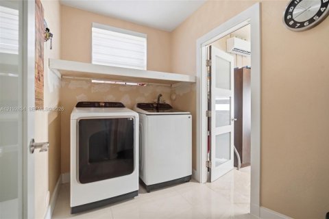 Villa ou maison à vendre à Hialeah, Floride: 5 chambres, 260.41 m2 № 2407976 - photo 17