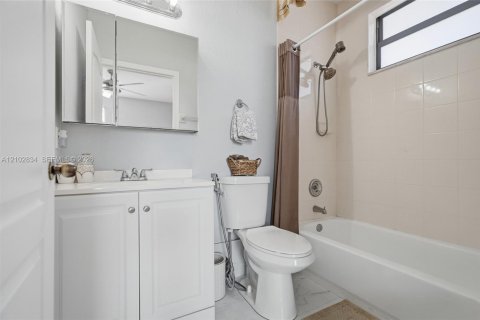 Villa ou maison à vendre à Hialeah, Floride: 5 chambres, 260.41 m2 № 2407976 - photo 19