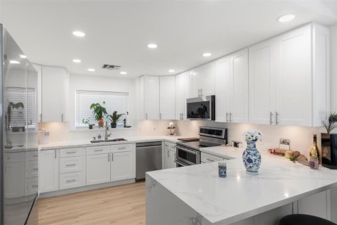 House in Big Pine Key, Florida 3 bedrooms, 171.87 sq.m. № 1631333 - photo 6