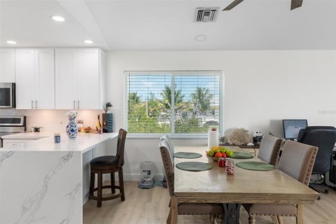 House in Big Pine Key, Florida 3 bedrooms, 171.87 sq.m. № 1631333 - photo 11