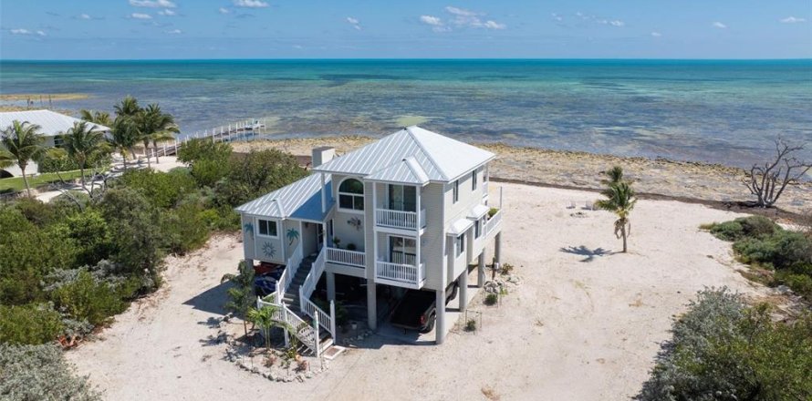 House in Big Pine Key, Florida 3 bedrooms, 171.87 sq.m. № 1631333